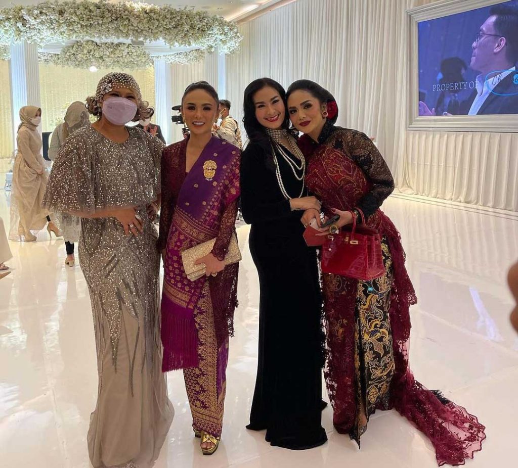 kebaya-krisdayanti-di-acara-respsi-pernikahan-aurel-hermansyah