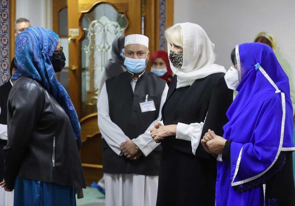 kunjungan-istri-pangeran-charles-duchess-of-cornwall-camilla-di-masjid