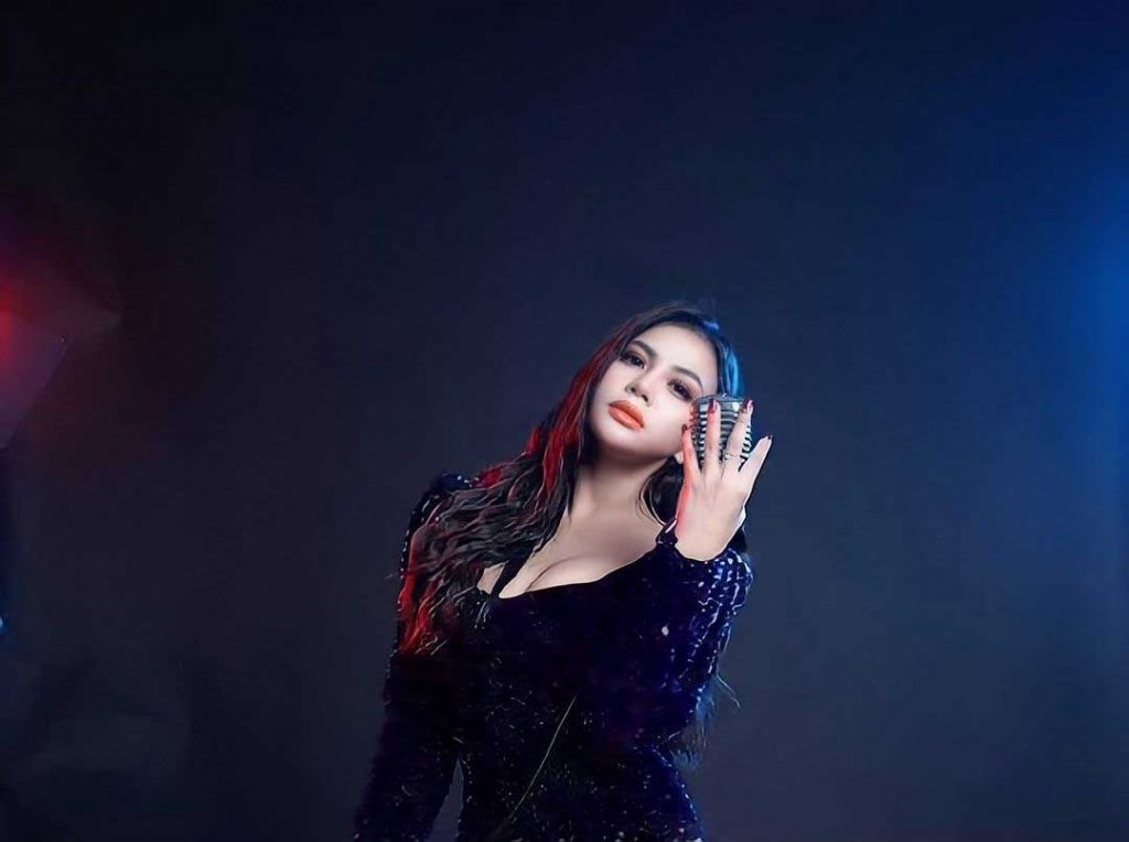 tisya-erni-model-seksi-dewasa