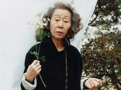 youn-yuh-jung-menang-sag-awards-2021-best-actress-supporting-roles