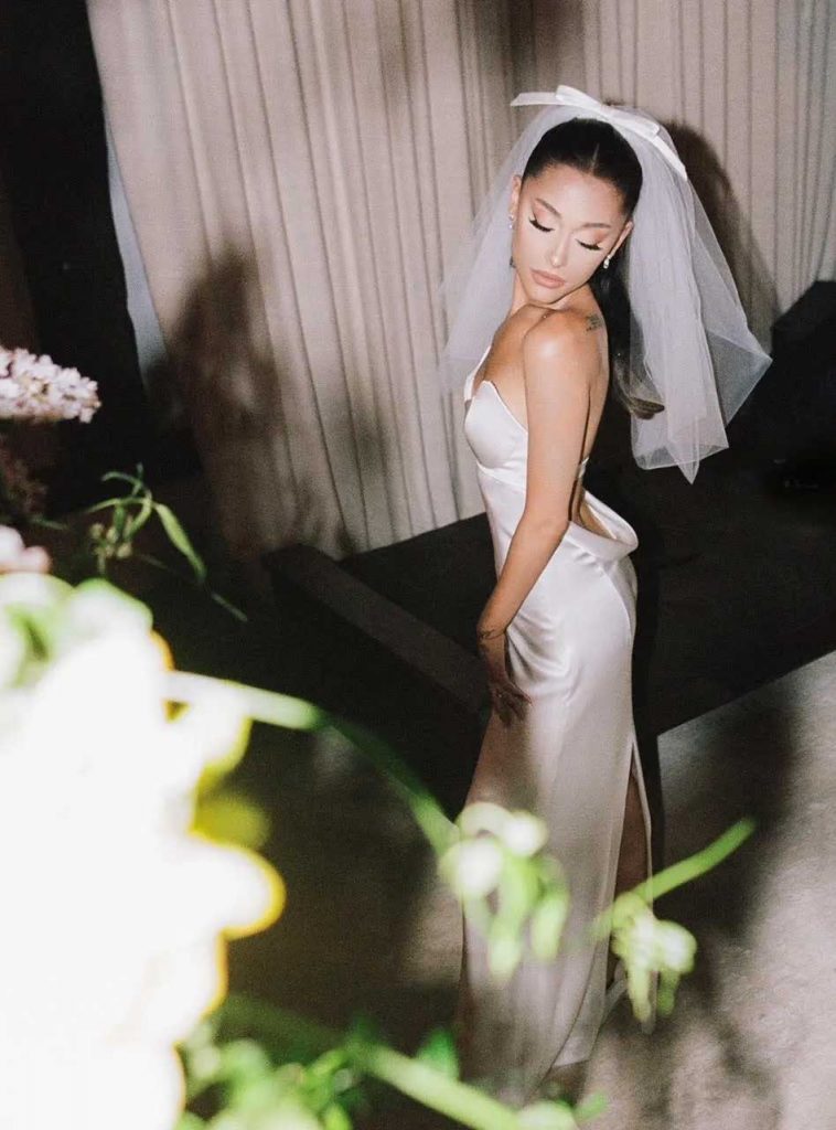 gaun pernikahan ariana grande dan dalton gomez