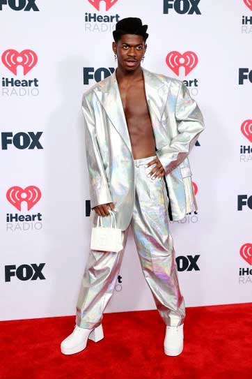 lil nas x red carpet iheartradio music awards 2021 busana