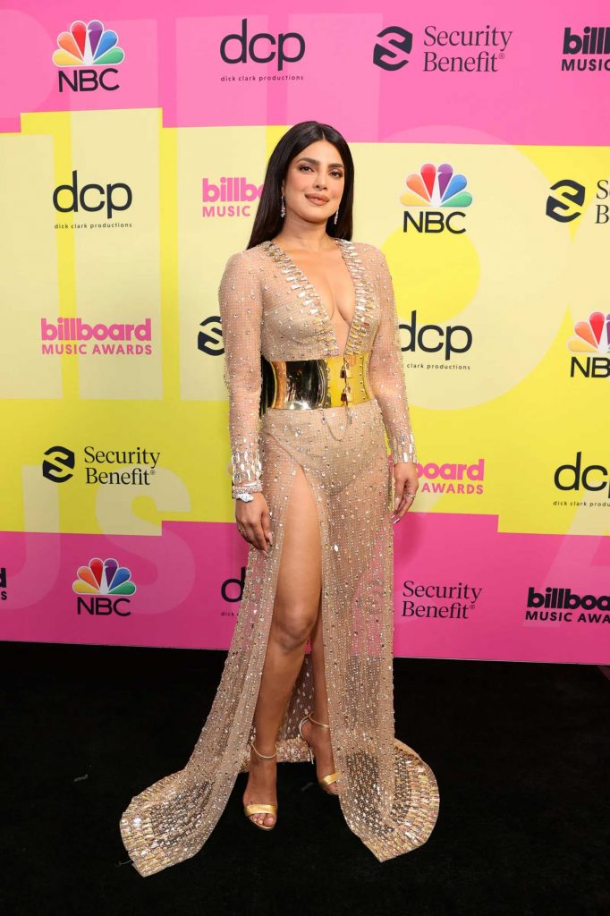 priyanka chopra busana paling seksi billboard music awards 2021