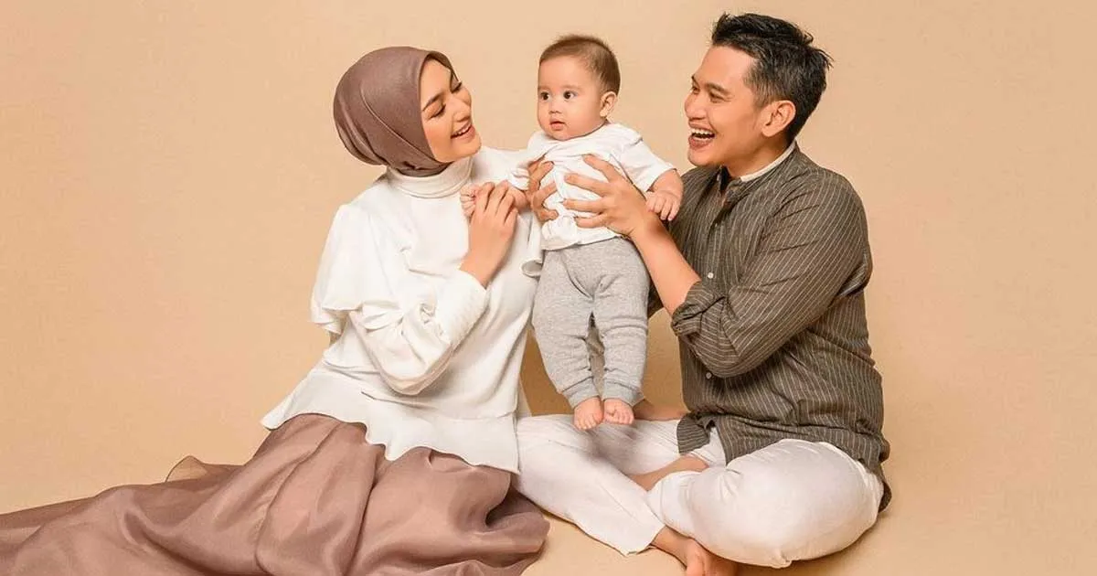 Like Father Like Son! Intip Gaya Rezky Adhitya dan Putranya yang Kompak Abis