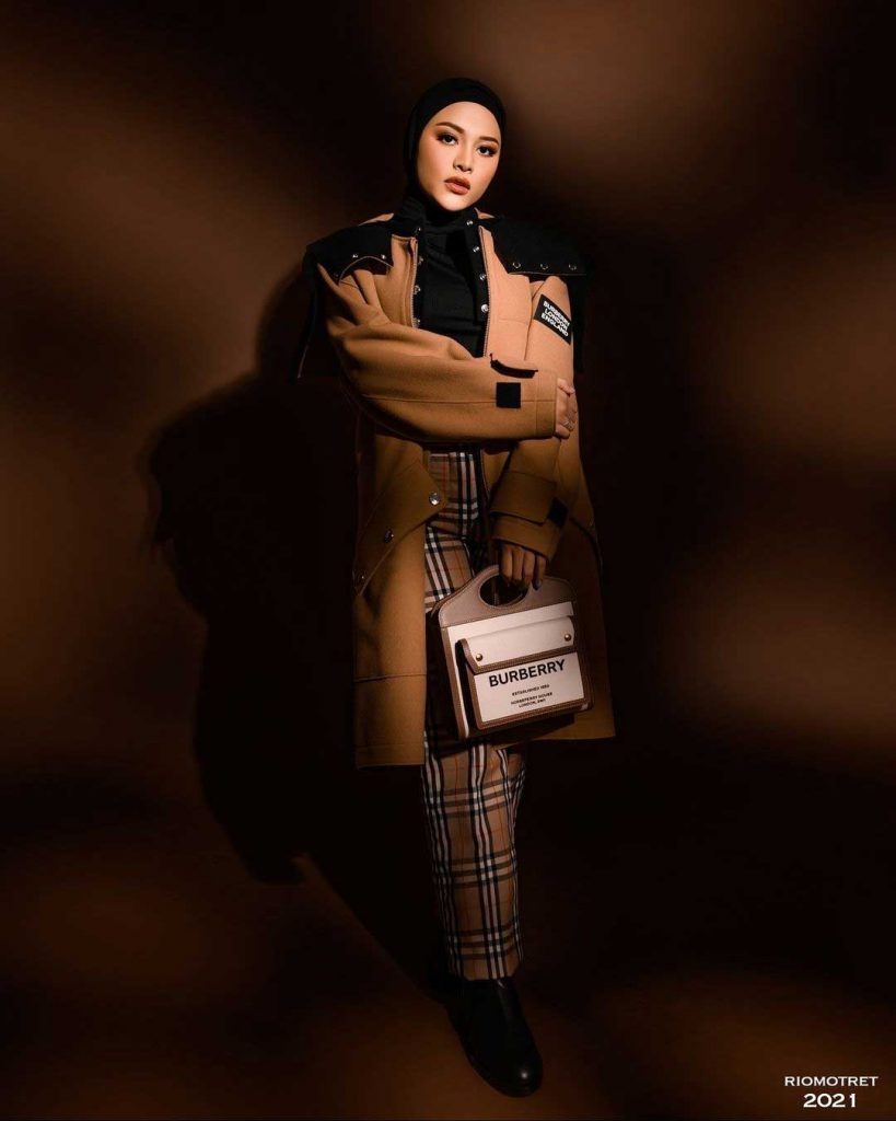 gaya-aurel-hermansyah-berhijab-pemotretan