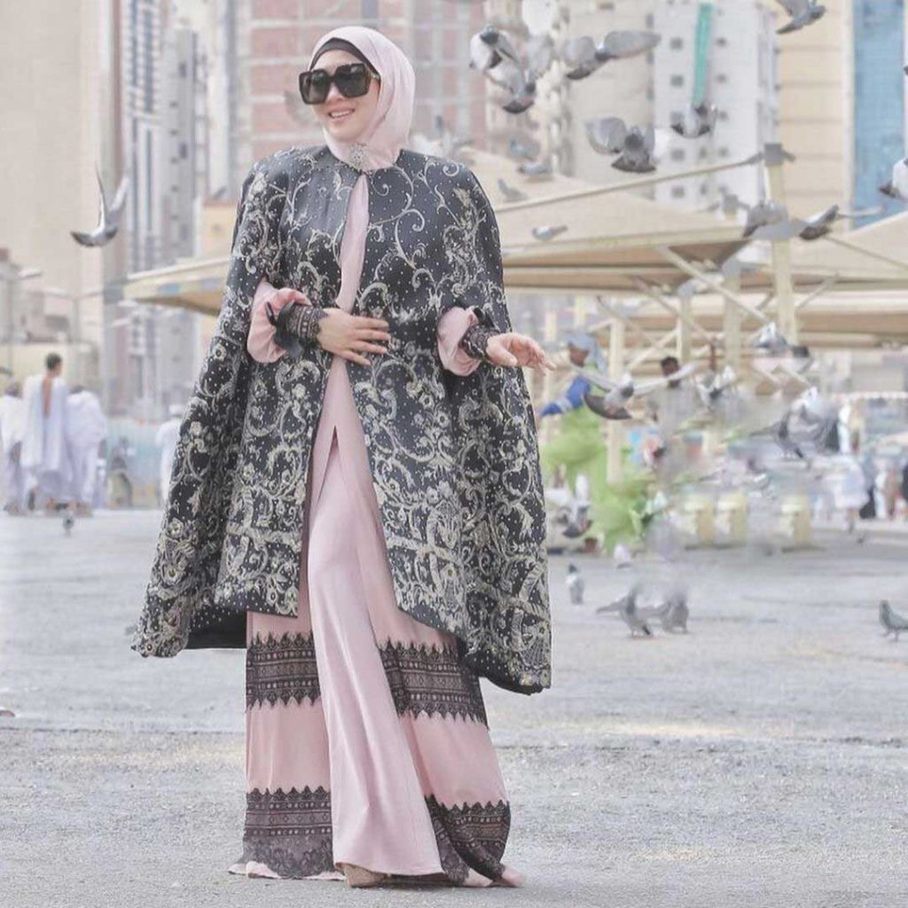 syahrini berhijab foto