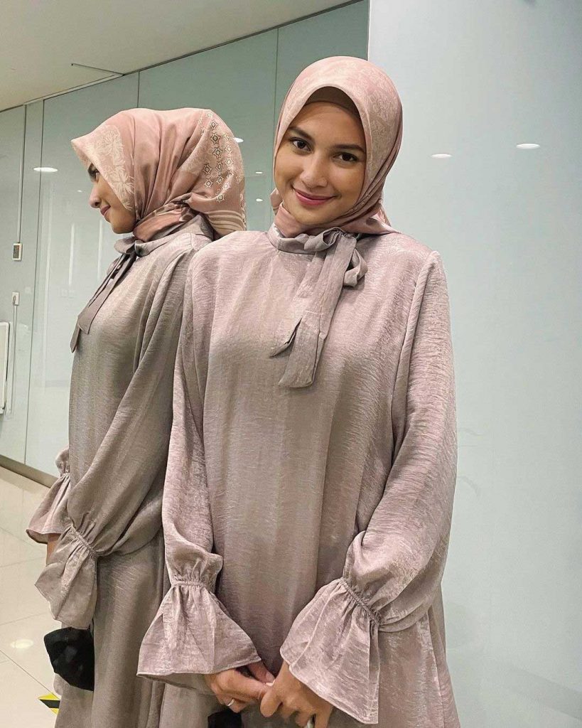 tampil kalem indah permatasari berhijab