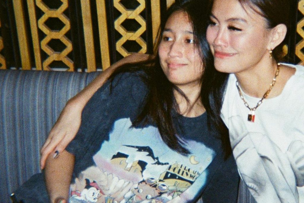 foto keluarga agnez mo adam rosyadi