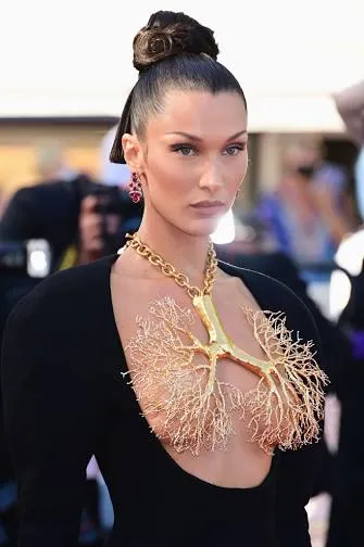 Bella Hadid Pamer Payudara di Karpet Merah Cannes