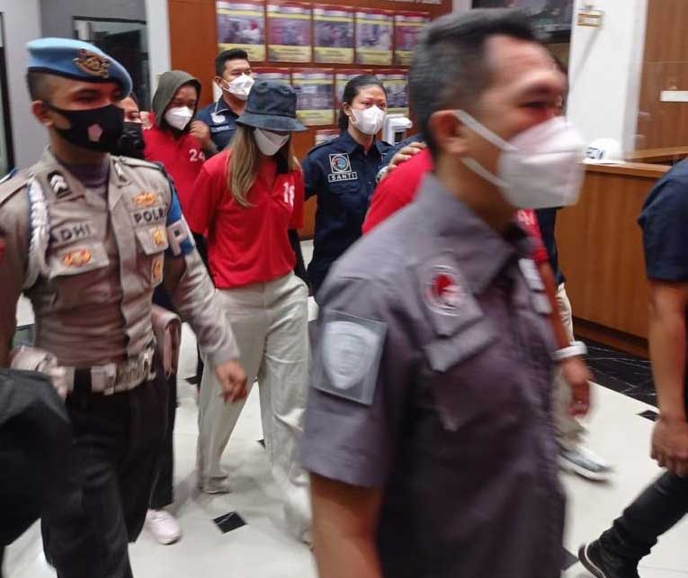 nia ramdhani baju tahanan ardi bakrie polisi narkoba