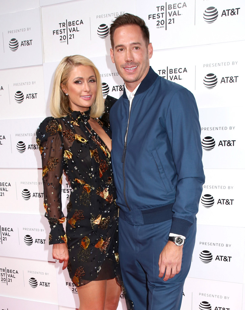 paris hilton dikabarkan hamil carter reum