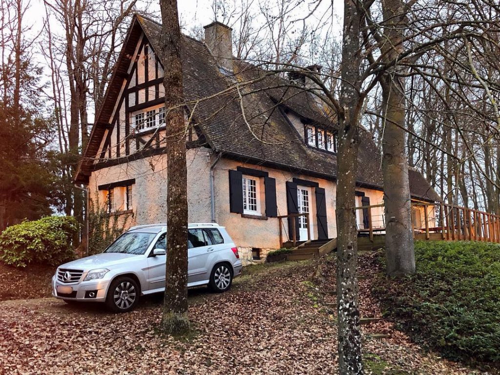rumah anggun di tengah hutan