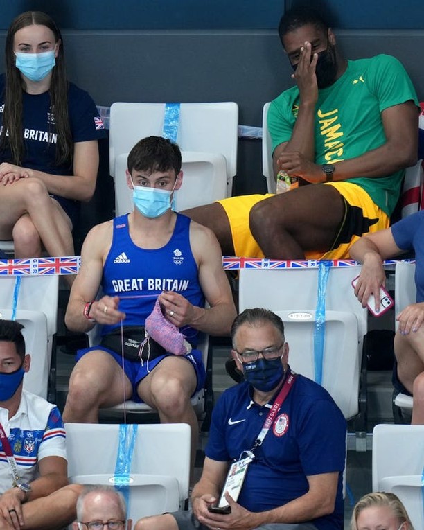 Tom Daley merajut