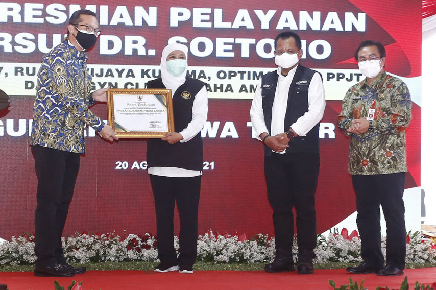 David Widodo (kiri) dari Yayasan Surabaya Peduli Bangsa