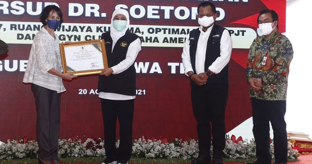 Nany-Widjaja-(kiri)-mewakili-Lions-Club-Surabaya-Shining-menerima-penghargaan-disaksikan-Sekda-Prov-Jatim-dan-Dirut-RSUD-Dr.-Soetomo-(kanan)