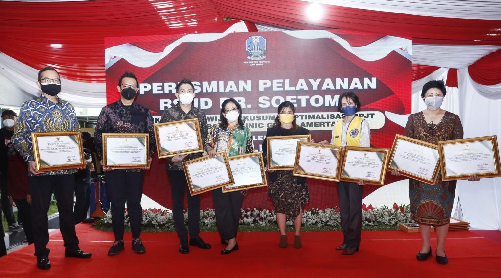 Para donatur penerima penghargaan dari kiri David Widodo, Raymond Maxwell Njotorahardjo, Teddy Njoto, Onny, Eka Sulistiawati,