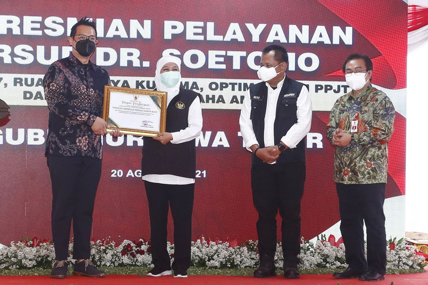 Pendiri-Yayasan-Generasi-Peduli-Kabar-Baik-Raymond-Maxwell-Njotorahardjo-(kiri)