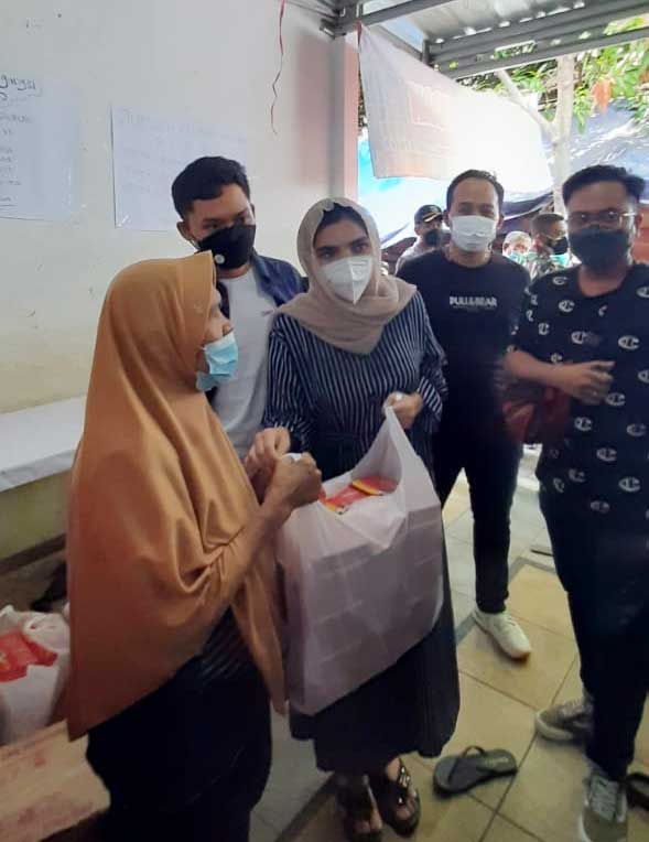 ashanty memberikan bantuan korban kebakaran