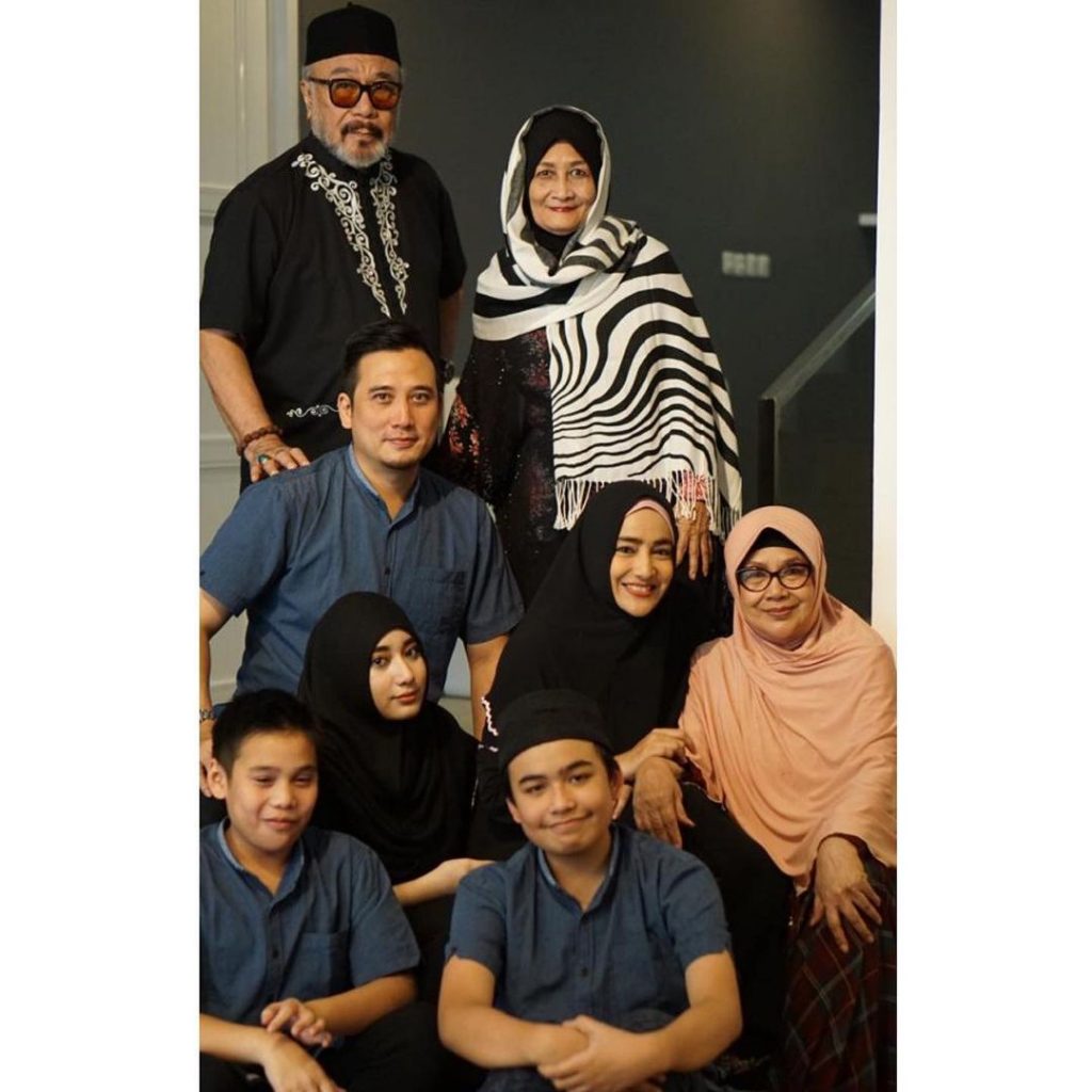 ayah mertua cindy fatikasari meninggal dunia.