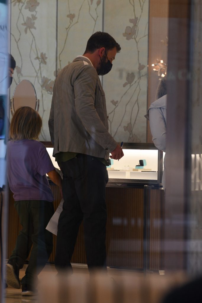 ben affleck dan jennifer lopez segera menikah tunangan lagi melamar cincin pertunangan