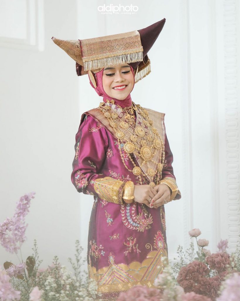 gaya lesti kejora malam bainai baju tradisional