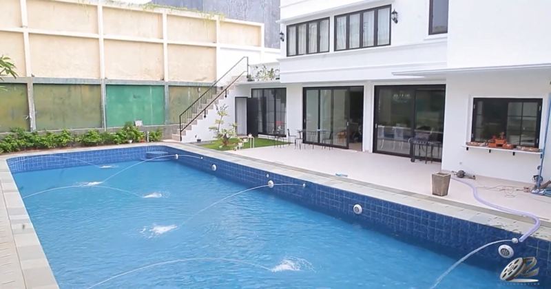 halaman belakang rumah olivia zalianty