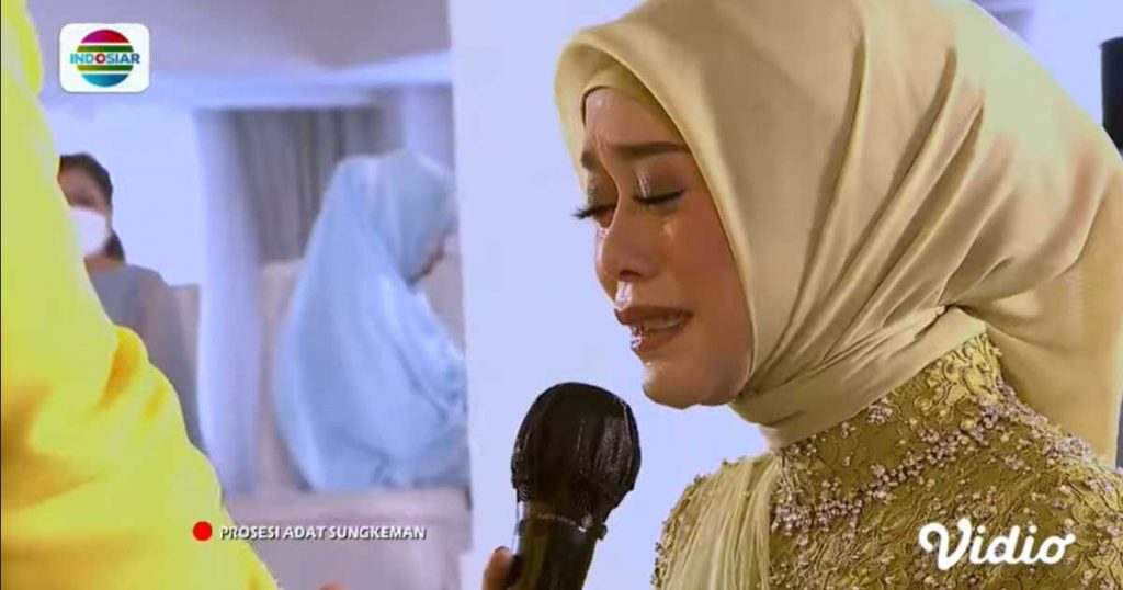 lesti-kejora-menangis-siraman-pengajian