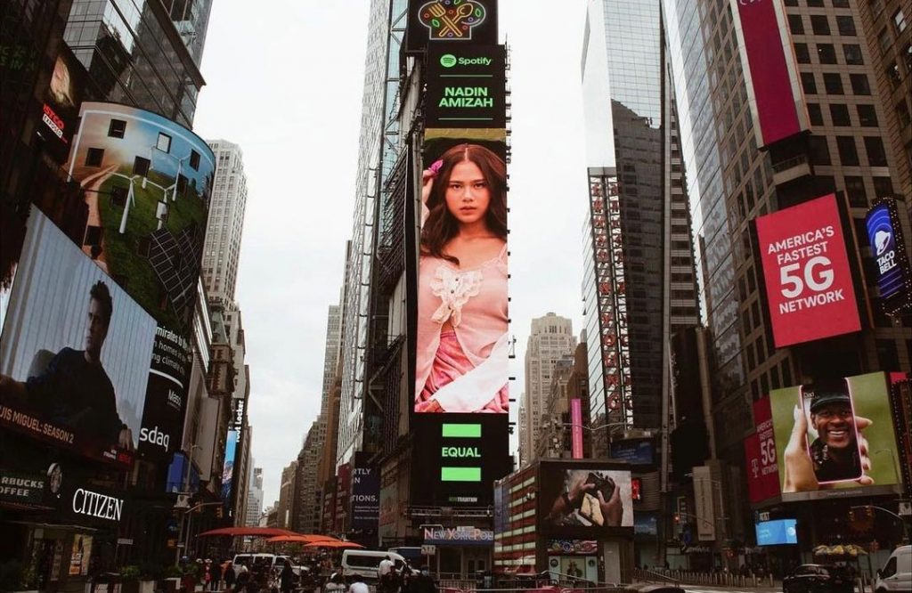 nadin-amizah-di-times-square