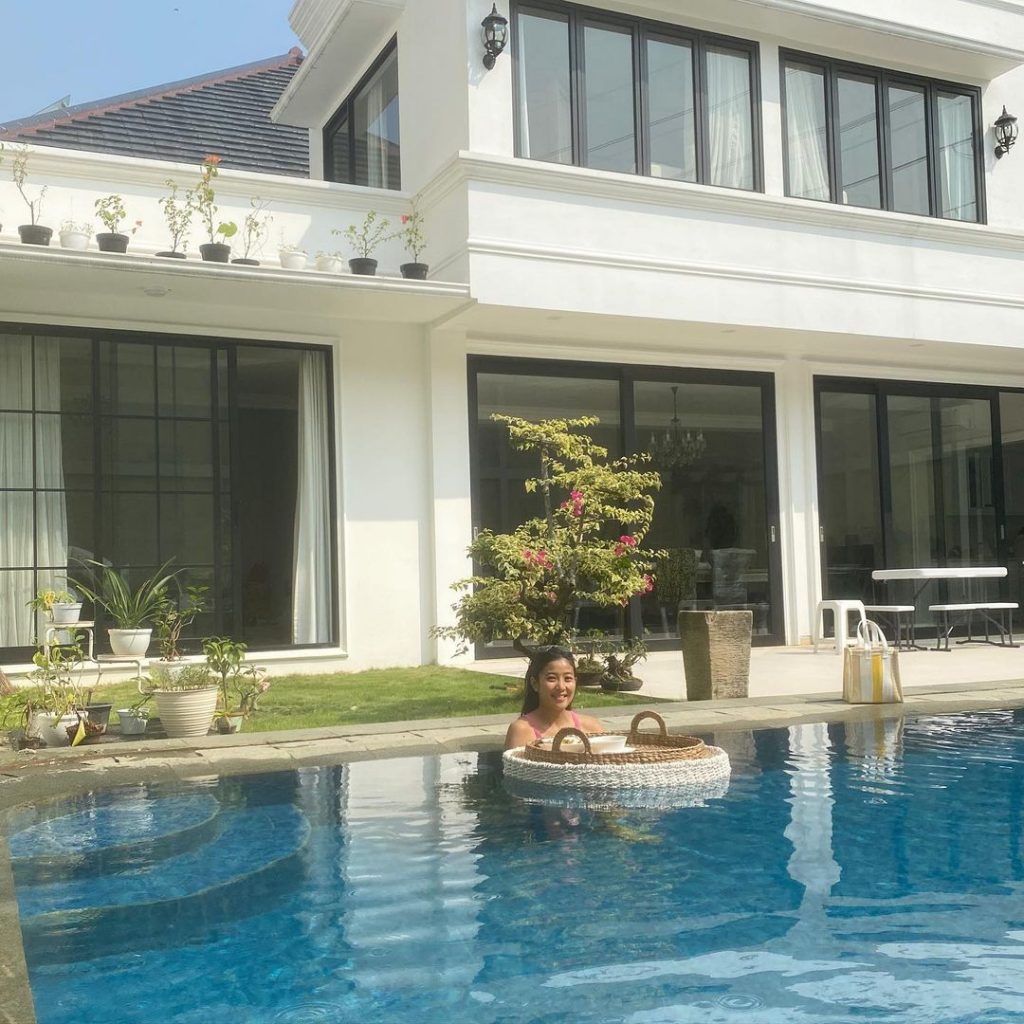 olivia zalianty rumah kolam renang baru