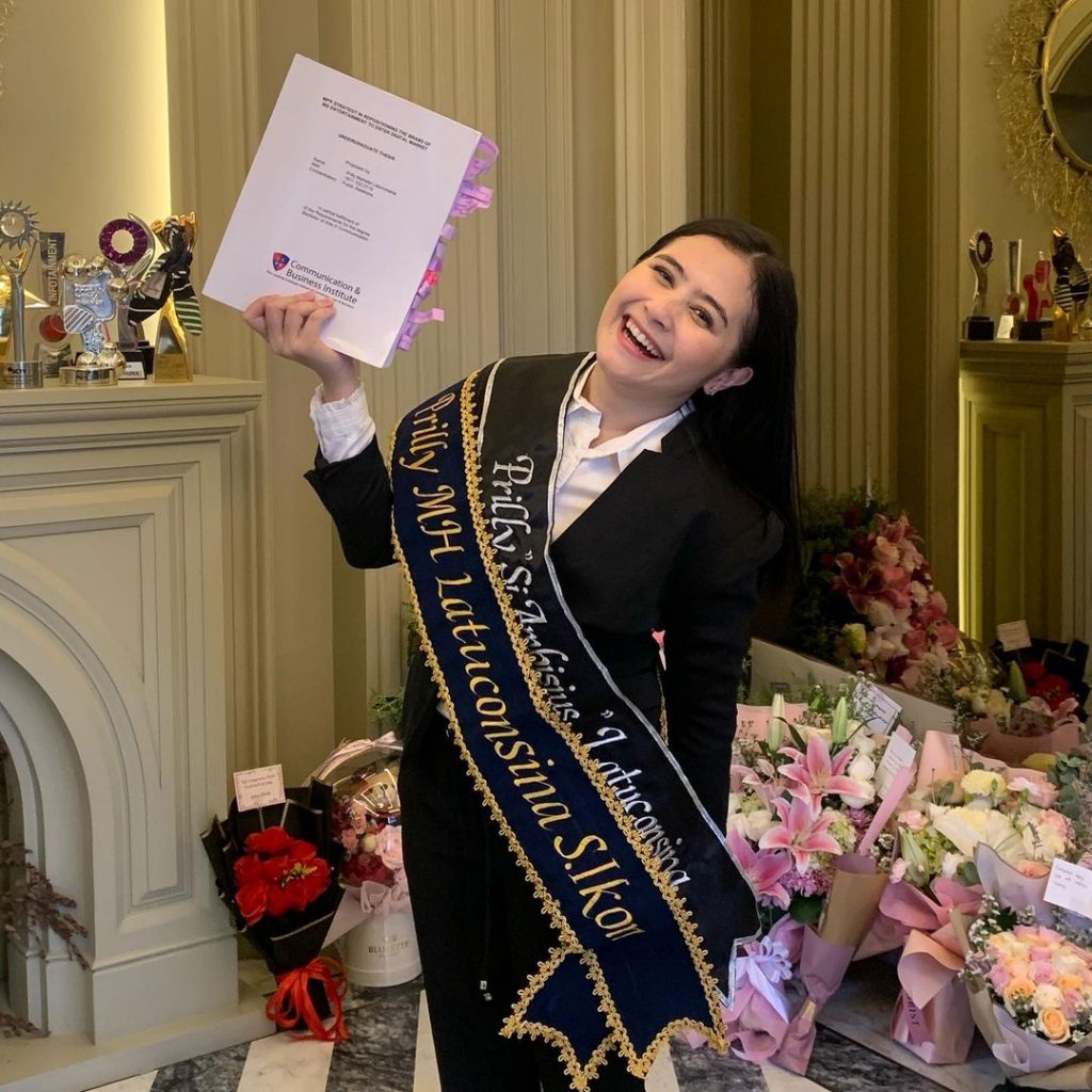 prilly latuconsina lulus sarjana