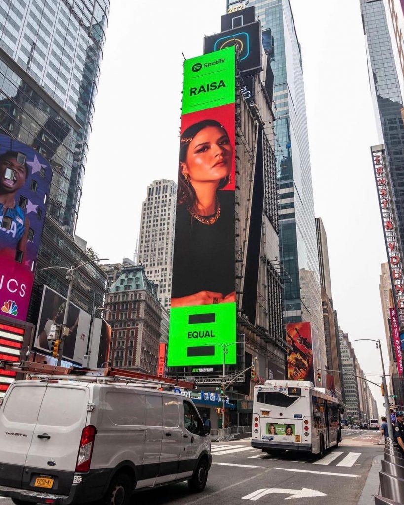 raisa muncul di times square new york amerika serikat