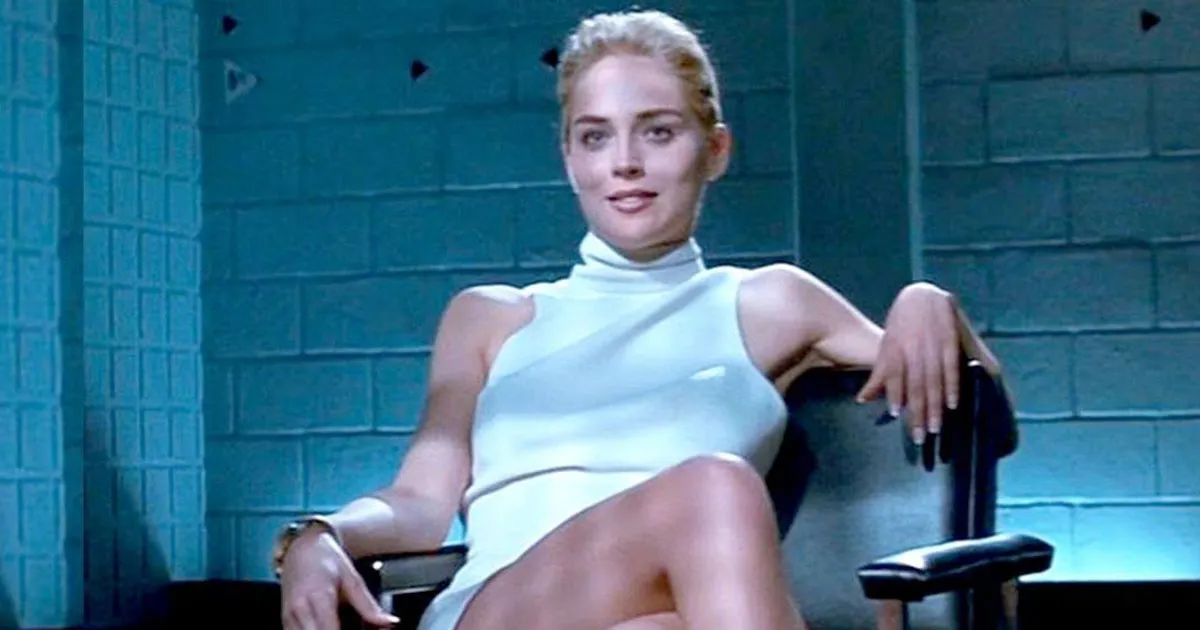Kenakan Bunga Emas, Foto Seksi Sharon Stone Viral