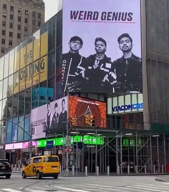 weird-genius-artis-musisi-indonesia-di-times-square-new-york