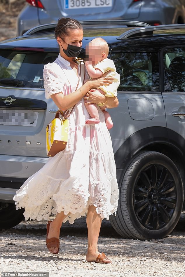 alicia vikander anak melahirkan foto bayi 1