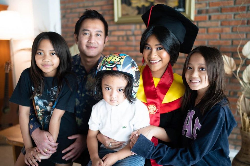anak ikke nurjanah dan aldi bragi putri siti adira kania lulus cumlaude