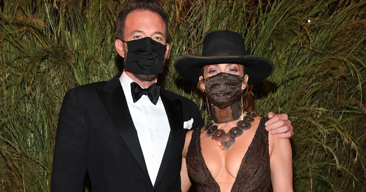 Kemesraan Jennifer Lopez dan Ben Affleck di Met Gala 2021. Ciuman Sambil Pakai Masker