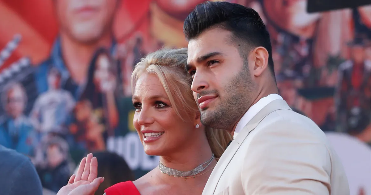Britney Spears Dilamar Pacar Brondongnya. Cincin Tunangan Jadi Sorotan