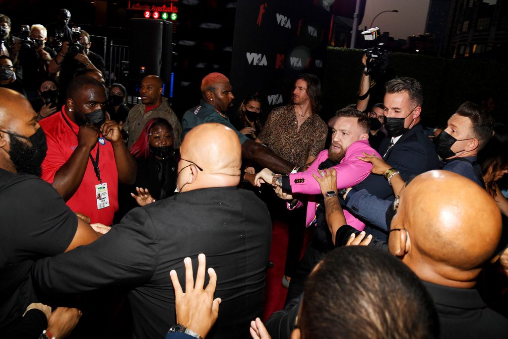 conor-mcgregor-machine-gun-kelly-ribut