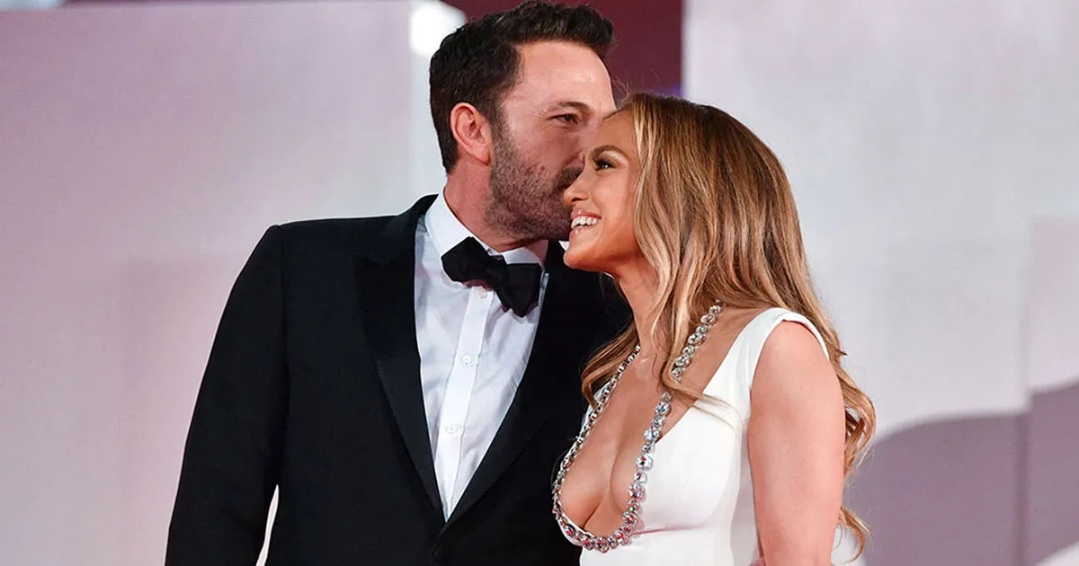 Makin Lengket! Yuk Intip Foto-foto Mesra Jennifer Lopez dan Ben Affleck Saat Debut Red Carpet