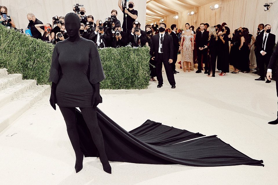 gaya penampilan kim kardashian di met gala 2021