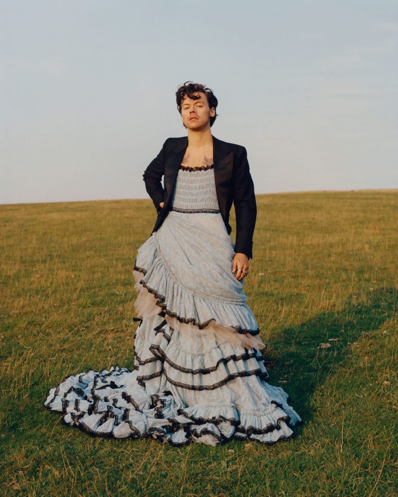 harry-styles-rok-gaun-dress-vogue-artis-laki-laki-aktor-penyanyi