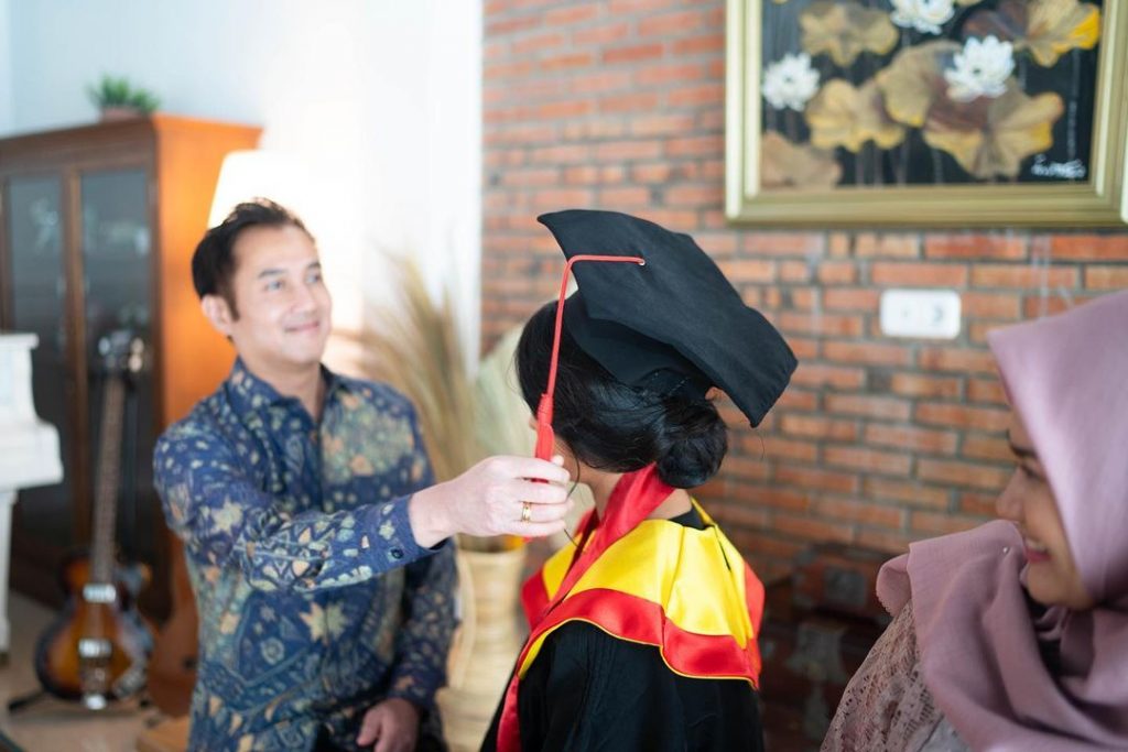 ikke nurjanah aldi bragi wisuda putri siti adira kania 1