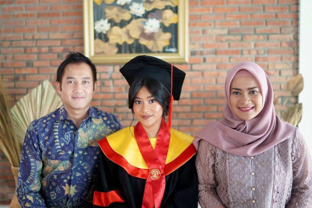 ikke nurjanah aldi bragi wisuda putri siti adira kania