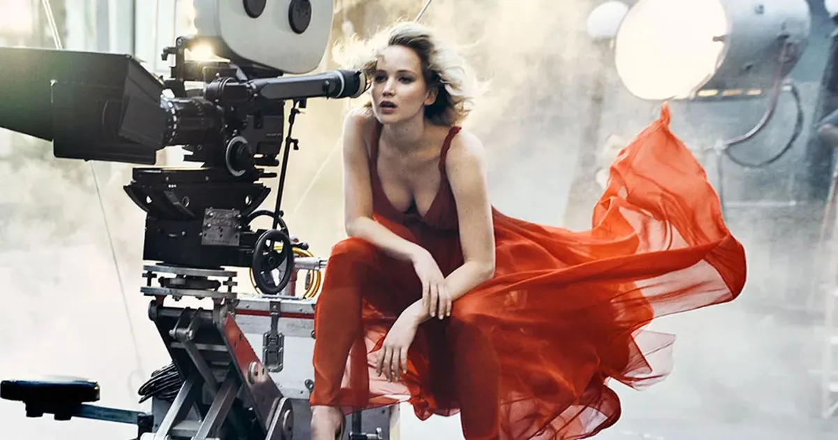 Penampilan Perdana Jennifer Lawrence Saat Hamil. Kasual Banget!