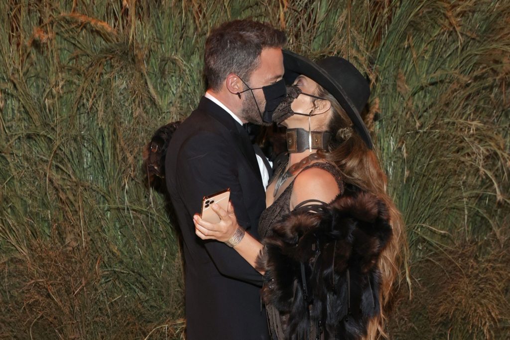 jennifer-lopez-dan-ben-affleck-ciuman-met-gala-2021-mesra