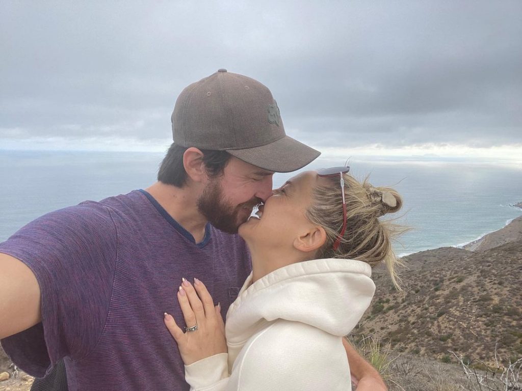 kate hudson dilamar tunangan