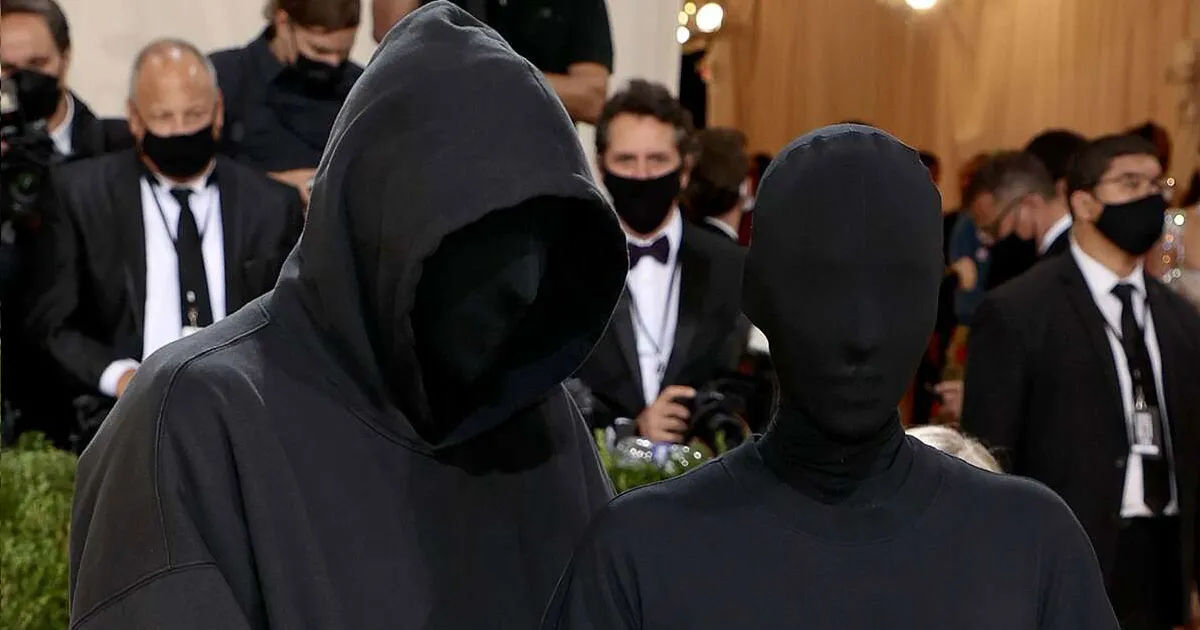 Dikira Kanye West, Ternyata Ini Cowok Yang Digandeng Kim Kardashian di Met Gala. Gayanya Bikin Geleng-Geleng Kepala!