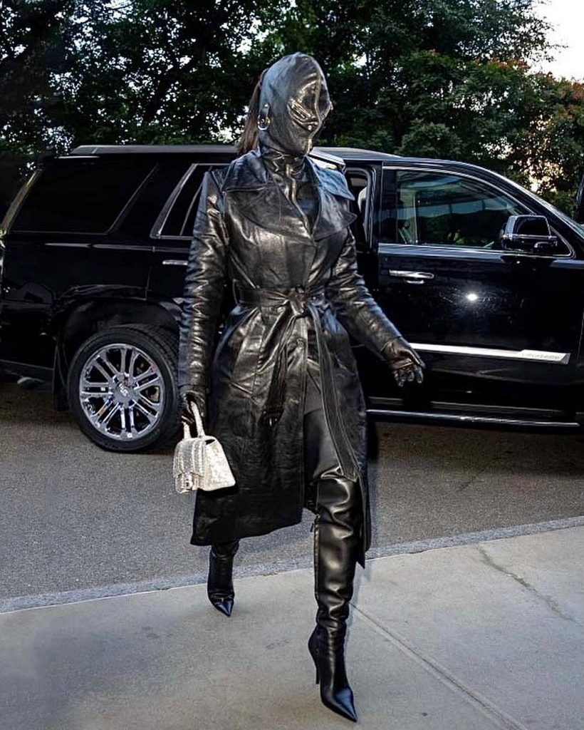 kim kardashian ropeng baju hitam