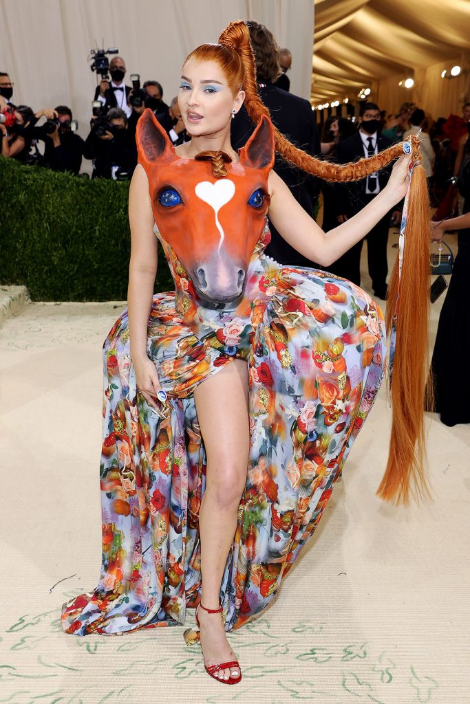 kim-petras busana terunik met gala 2021