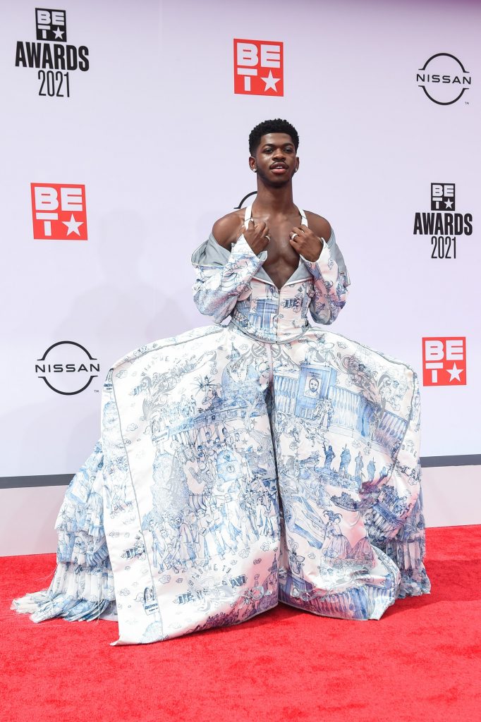 lil nas x artis laki-laki mengenakan pakai baju perempuan gaun